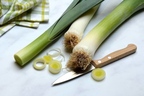 Leeks, leek sticks and leek rings with a knife