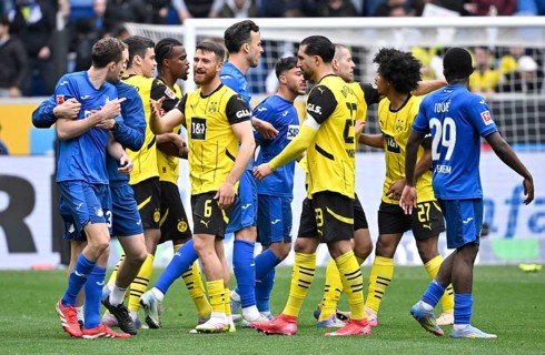 Scuffle, Arthur Chaves TSG 1899 Hoffenheim (35) and Salih Oezcan Borussia Dortmund BVB (06) clash,