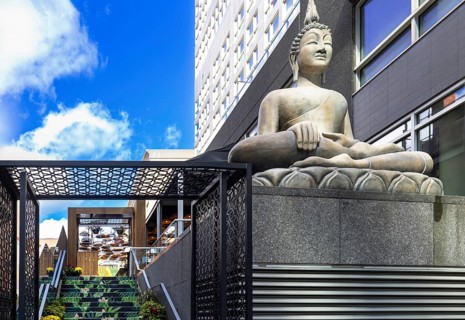 Old Montreal, upscale restaurants in business Montreal downtown and financial center