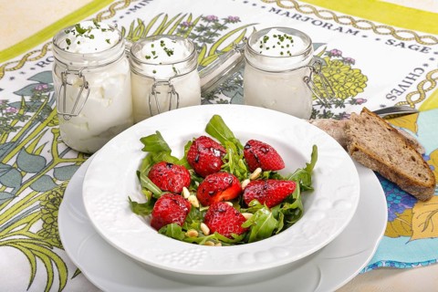 Swabian cuisine, Luggeles cheese in a jar, salad rocket with strawberries, pine nuts, Swabian cream