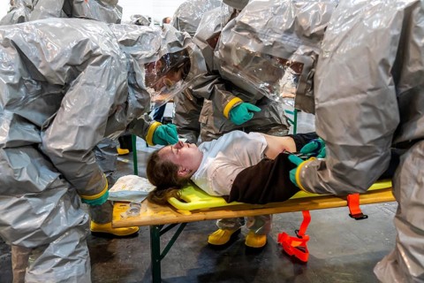 Decontamination of injured persons after an assumed accident involving hazardous substances, fire