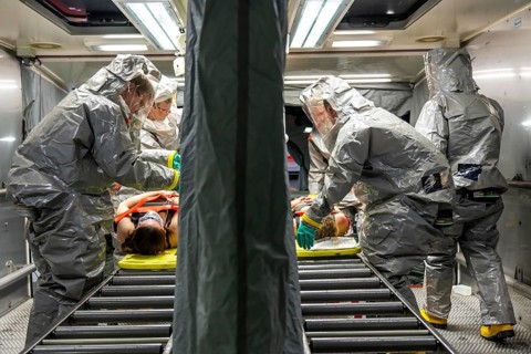 Decontamination of injured persons after an assumed accident involving hazardous substances, fire