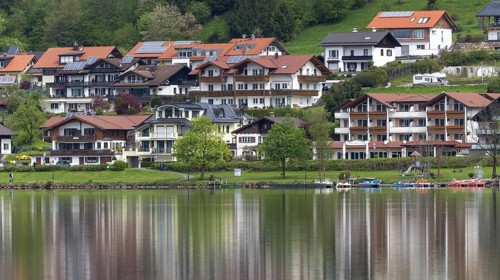 Lake Hopfensee, behind it Hopfen am See, near Füssen, Ostallgäu, Allgäu, Bavaria, Germany, Europe