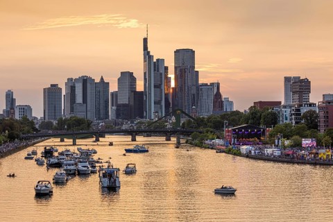 Around 12, 000 visitors listen to the sounds of the Frankfurt Radio Symphony Orchestra under the