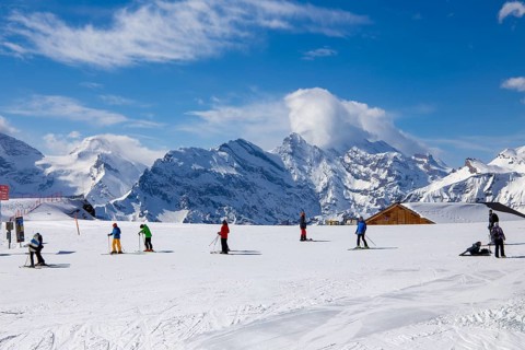 26 March 2024: Skiing against the backdrop of the Bernese Alps in Grindelwald, Switzerland, Europe