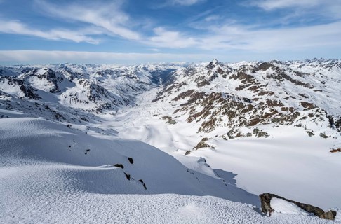 View from the summit of Piz Grialetsch in winter, mountain panorama with Dürrboden valley and view