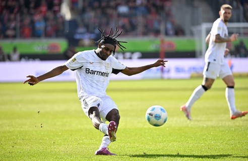 Alejandro Grimaldo Bayer 04 Leverkusen (20) Action on the ball behind Robert Andrich Bayer 04