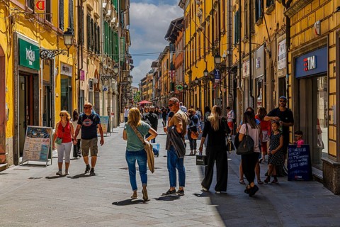 Tourists in the shopping street Corso Italia, Pisa, Tuscany, Italy, Europe