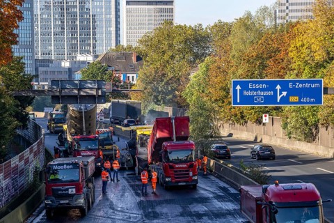 New whisper asphalt surface for the A40 motorway, in the city of Essen, direction Dortmund, 95, 000