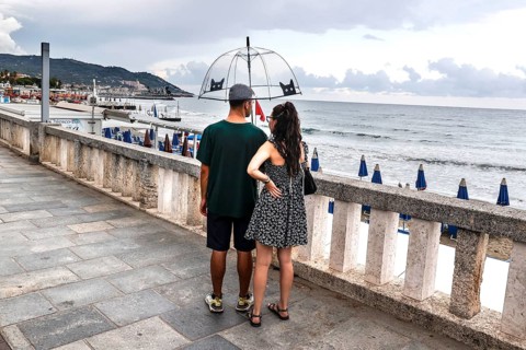 A couple with umbrella stands on the beach of Diana Marina, Italy, 18/08/2024, Diano Marina,