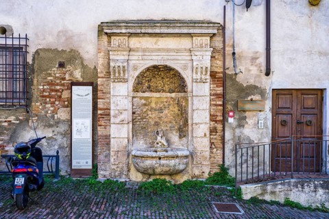 Historic fountain, Piazza del Duomo, Colle di Val d'Elsa, Tuscany, Italy, Europe