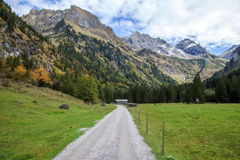 Oytal, behind Untere Gutenalpe, behind mountains Schneck and Großer Wilder, autumn atmosphere,