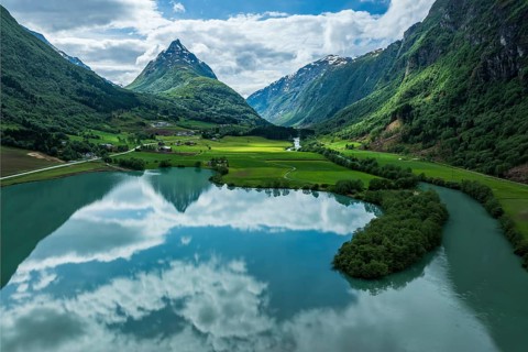 Mountain Eggenipa reflected in lake Bergheimsvatnet, south of Byrkjelo, Norway, Europe