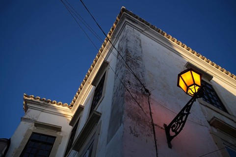 Lantern, street lamp, shines on house wall, old town, Faro, dusk, evening light, Algarve, Portugal,