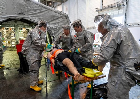 Decontamination of injured persons after an assumed accident involving hazardous substances, fire