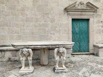 Table supported by stone sculptures, Island of Mary of the Rock, Gospa od Skrpjela, World Natural