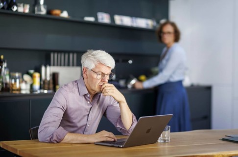 Symbolic photo on the subject of division of labour for couples in the household. A man sits in a