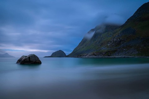 Landscape on the beach at Haukland. The mountains Veggen and Mannen on the right. The sky is cloudy