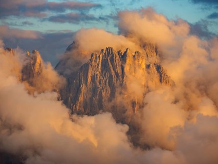 Rose garden group in clouds at evening light, Schlern, Dolomites, South Tyrol, Italy, Europe