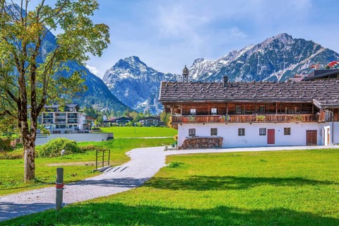 Historic farmhouse Fischergut with Karwendekgebirge, Pertisau, Achensee, Tyrol, Austria, Europe