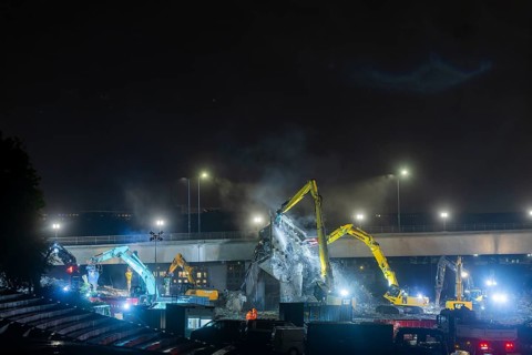 Due to an as yet unknown cause, a section of the Carola Bridge collapsed in the early hours of the