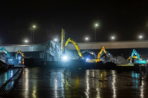 Due to an as yet unknown cause, a section of the Carola Bridge collapsed in the early hours of the