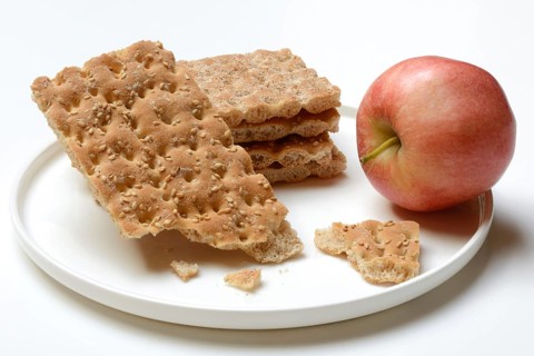 Crispbread and apple on a plate