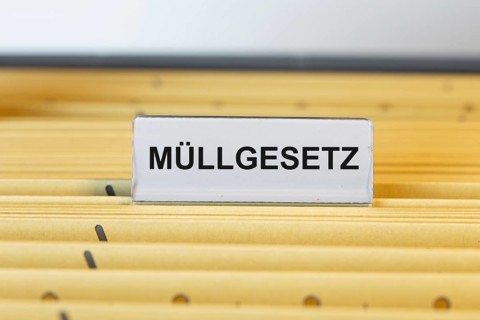 Sign with the inscription MÜLLGESETZ on a suspension file folder (symbolic image)