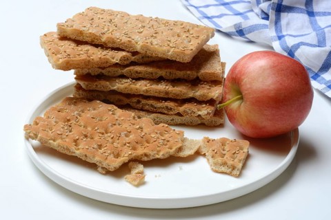 Crispbread and apple on a plate