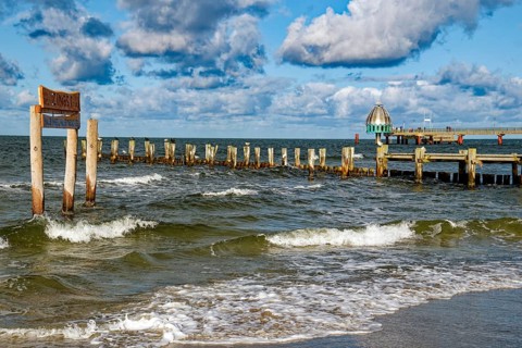 Diving gondola at the Zingst pier, cloudy mood and high waves, Zingst, Fischland-Darß-Zingst