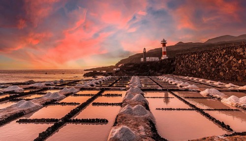 Sunset at the Fuencaliente Lighthouse next to the salt flats, on the route of the volcanoes south