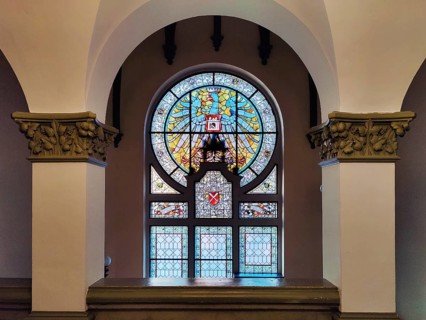Stained glass window in the main staircase with the town coat of arms by Ferdinand Müller in