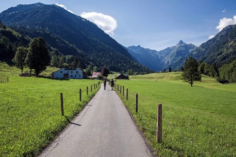 Hikers in the Trettachtal, near Gottenried, at the back of the Allgäu Alps, Oberstdorf, Oberallgäu,