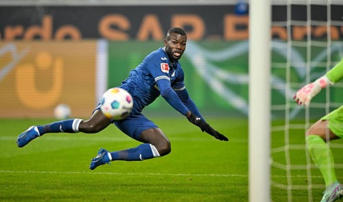 Goal kick Action Goal chance Ihlas Bebou TSG 1899 Hoffenheim (09) against goalkeeper Manuel Riemann