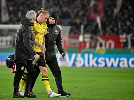 Marius Wolf Borussia Dortmund BVB (17) injured Injury, coaches lead him off the pitch, DFB Cup,