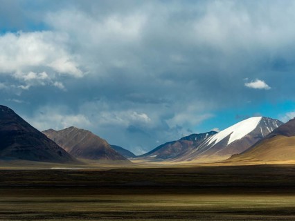 Mountain landscape and vast plains in the highlands of Tibet, China, Asia