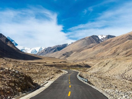 Road in the highlands of Tibet, China, Asia