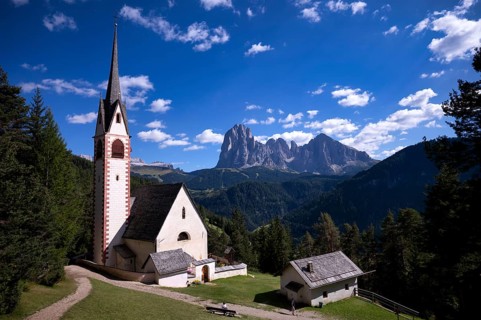 St. Jakob's Church, Ortisei, Ortisei, behind Sassolungo and Sassopiatto, Val Gardena, South Tyrol,
