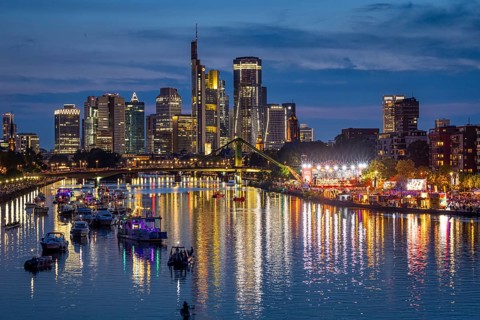 Around 12, 000 visitors listen to the sounds of the Frankfurt Radio Symphony Orchestra under the