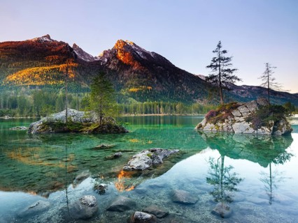 Hintersee in the morning, behind the peaks of the Hochkalter in the first sunlight, Berchtesgaden