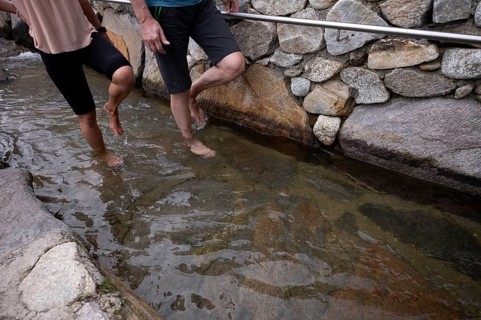 Treading water, Kneipp, Kneipp cure, two hikers kneipp on the Schenner Waalweg, Neuwaal, stream,