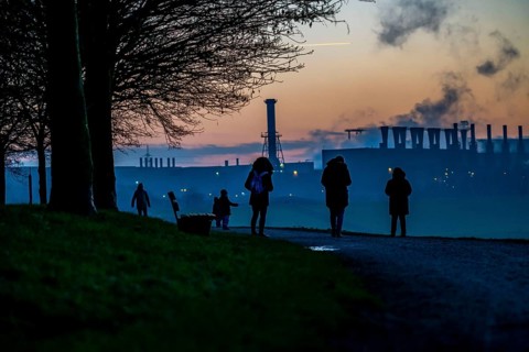 Rhine at Duisburg-Bruckhausen, steelworks Thyssenkrupp Steel, walkers on the Rhine dyke, winter,