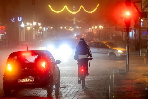 Cyclist, darkness, inner city traffic, Rüttenscheider Straße, bicycle lane, fog, autumn, winter,
