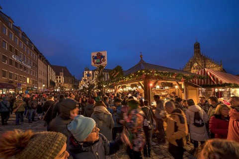 Visitors at the Nuremberg Christmas Market on Saturday evening, Nuremberg, Middle Franconia,