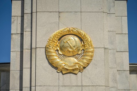 Golden Coat of Arms, Soviet Memorial, Straße des 17. Juni, Tiergarten, Berlin, Germany, Europe