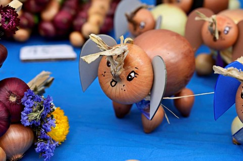 Market stall with onions in the shape of an elephant, onion market, Bern, Canton of Bern,