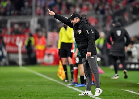 Coach Sebastian Hoeneß VfB Stuttgart gestures, gesture, on the sidelines, Allianz Arena, Munich,