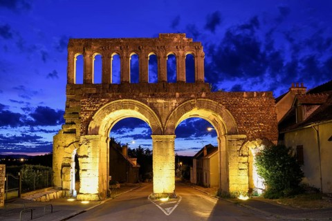 Roman city gate Porte dArroux, blue hour, blue hour, Autun, Département Saône-et-Loire, Region