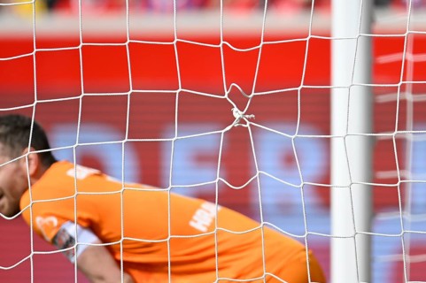 Goal net was mended, net was repaired, goalkeeper Lukas Hradecky Bayer 04 Leverkusen (01)