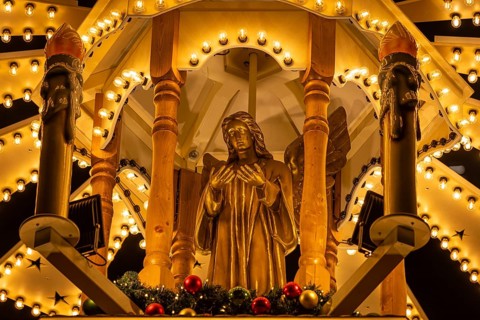 An angel statue shines on the Frankfurt Christmas pyramid on the Roßmarkt. The Frankfurt Christmas